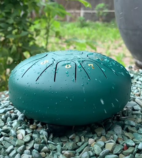 Tambour de pluie en action, émettant un doux bruit de pluie pour une ambiance calme et relaxante.