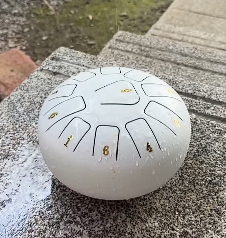 un tambour de pluie, créant un son apaisant pour la méditation et la relaxation.